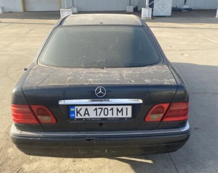 Синий Мерседес Е-Класс, объемом двигателя 2 л и пробегом 250 тыс. км за 2100 $, фото 5 на Automoto.ua