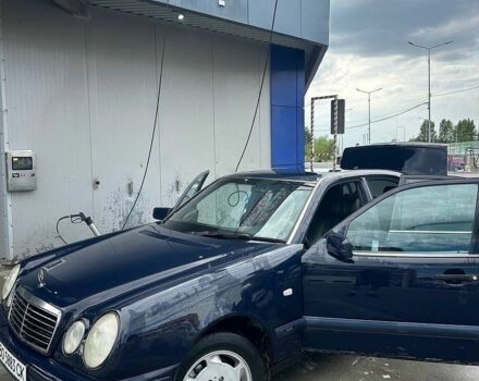Синий Мерседес Е-Класс, объемом двигателя 2.3 л и пробегом 330 тыс. км за 2600 $, фото 3 на Automoto.ua