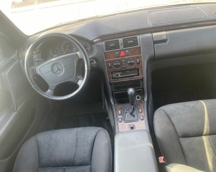 Синий Мерседес Е-Класс, объемом двигателя 2 л и пробегом 250 тыс. км за 2100 $, фото 7 на Automoto.ua
