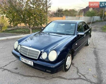 Синий Мерседес Е-Класс, объемом двигателя 2.8 л и пробегом 459 тыс. км за 1600 $, фото 12 на Automoto.ua