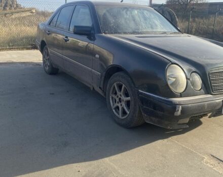 Синий Мерседес Е-Класс, объемом двигателя 2 л и пробегом 250 тыс. км за 2100 $, фото 2 на Automoto.ua