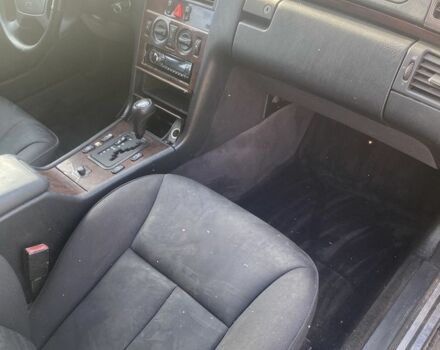 Синий Мерседес Е-Класс, объемом двигателя 2 л и пробегом 250 тыс. км за 2100 $, фото 9 на Automoto.ua