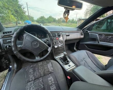 Синій Мерседес Е-Клас, об'ємом двигуна 2.9 л та пробігом 200 тис. км за 2800 $, фото 3 на Automoto.ua