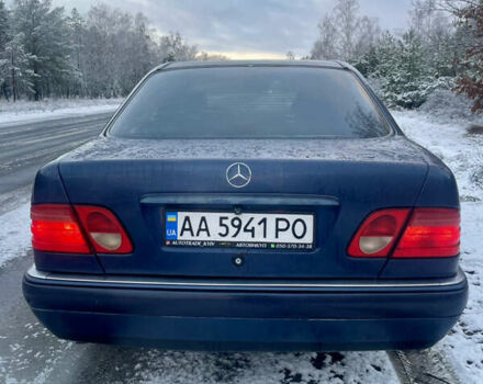 Синий Мерседес Е-Класс, объемом двигателя 2.3 л и пробегом 225 тыс. км за 3200 $, фото 4 на Automoto.ua