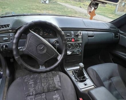 Синій Мерседес Е-Клас, об'ємом двигуна 2.9 л та пробігом 200 тис. км за 2800 $, фото 5 на Automoto.ua