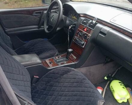 Синий Мерседес Е-Класс, объемом двигателя 3 л и пробегом 452 тыс. км за 1950 $, фото 8 на Automoto.ua