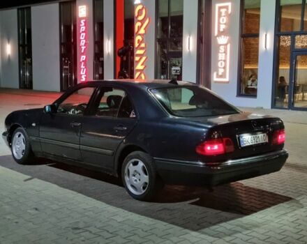 Синий Мерседес Е-Класс, объемом двигателя 2 л и пробегом 250 тыс. км за 1500 $, фото 2 на Automoto.ua