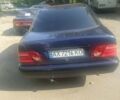 Синий Мерседес Е-Класс, объемом двигателя 2 л и пробегом 370 тыс. км за 1900 $, фото 2 на Automoto.ua