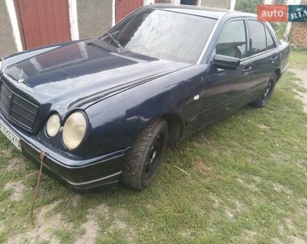 Синий Мерседес Е-Класс, объемом двигателя 2 л и пробегом 370 тыс. км за 1900 $, фото 1 на Automoto.ua