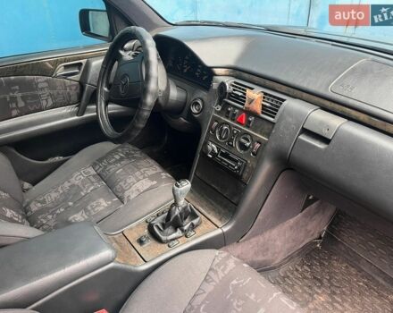 Синий Мерседес Е-Класс, объемом двигателя 2.87 л и пробегом 640 тыс. км за 2900 $, фото 8 на Automoto.ua