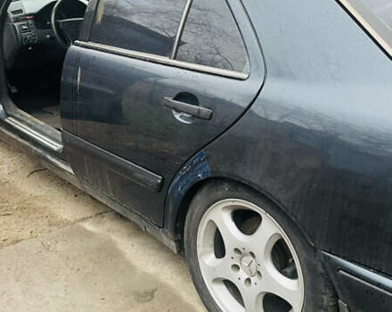 Синий Мерседес Е-Класс, объемом двигателя 2.8 л и пробегом 33 тыс. км за 1800 $, фото 3 на Automoto.ua