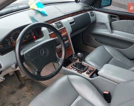 Синий Мерседес Е-Класс, объемом двигателя 2.8 л и пробегом 384 тыс. км за 1995 $, фото 10 на Automoto.ua