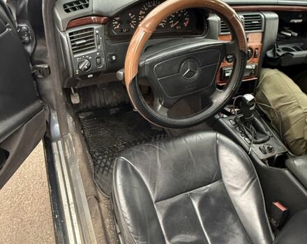 Синій Мерседес Е-Клас, об'ємом двигуна 2 л та пробігом 406 тис. км за 2400 $, фото 6 на Automoto.ua