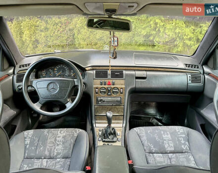 Синий Мерседес Е-Класс, объемом двигателя 2.3 л и пробегом 350 тыс. км за 2450 $, фото 22 на Automoto.ua