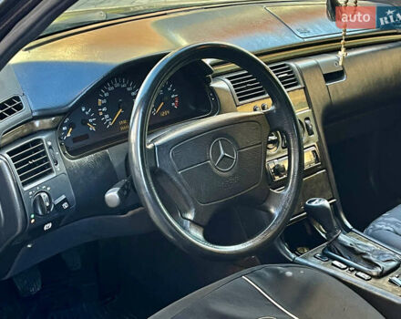Синий Мерседес Е-Класс, объемом двигателя 2.3 л и пробегом 290 тыс. км за 1999 $, фото 22 на Automoto.ua