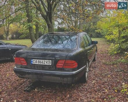 Синий Мерседес Е-Класс, объемом двигателя 3.2 л и пробегом 400 тыс. км за 4500 $, фото 6 на Automoto.ua