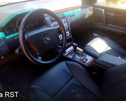 Синій Мерседес Е-Клас, об'ємом двигуна 3.2 л та пробігом 377 тис. км за 3500 $, фото 6 на Automoto.ua