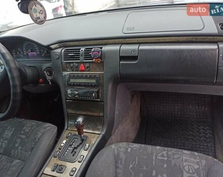 Синій Мерседес Е-Клас, об'ємом двигуна 2.2 л та пробігом 350 тис. км за 2800 $, фото 3 на Automoto.ua