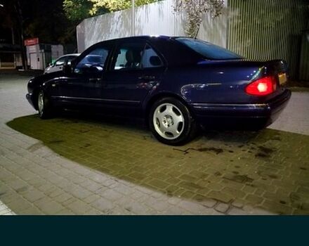 Синий Мерседес Е-Класс, объемом двигателя 2.8 л и пробегом 390 тыс. км за 3300 $, фото 2 на Automoto.ua