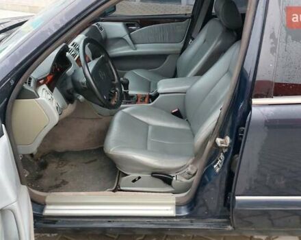 Синий Мерседес Е-Класс, объемом двигателя 2.8 л и пробегом 384 тыс. км за 1995 $, фото 11 на Automoto.ua