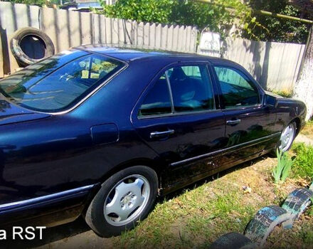 Синій Мерседес Е-Клас, об'ємом двигуна 3.2 л та пробігом 377 тис. км за 3500 $, фото 1 на Automoto.ua