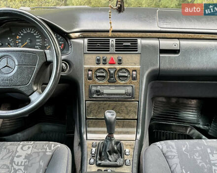 Синий Мерседес Е-Класс, объемом двигателя 2.3 л и пробегом 350 тыс. км за 2450 $, фото 23 на Automoto.ua