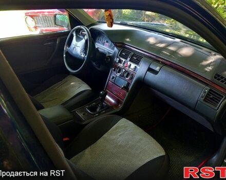 Синій Мерседес Е-Клас, об'ємом двигуна 2.2 л та пробігом 450 тис. км за 3500 $, фото 3 на Automoto.ua