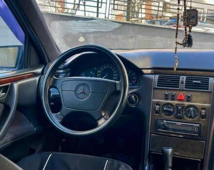 Синій Мерседес Е-Клас, об'ємом двигуна 2.3 л та пробігом 290 тис. км за 1999 $, фото 6 на Automoto.ua