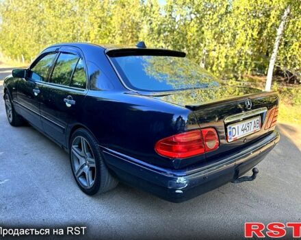 Синий Мерседес Е-Класс, объемом двигателя 2.2 л и пробегом 280 тыс. км за 3750 $, фото 3 на Automoto.ua