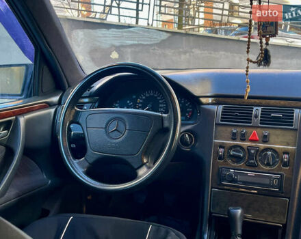 Синий Мерседес Е-Класс, объемом двигателя 2.3 л и пробегом 290 тыс. км за 1999 $, фото 19 на Automoto.ua