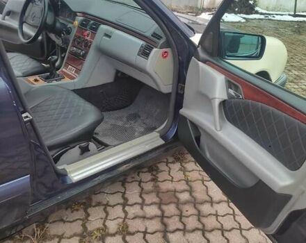 Синій Мерседес Е-Клас, об'ємом двигуна 2 л та пробігом 300 тис. км за 1800 $, фото 14 на Automoto.ua