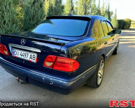 Синий Мерседес Е-Класс, объемом двигателя 2.2 л и пробегом 280 тыс. км за 3750 $, фото 5 на Automoto.ua