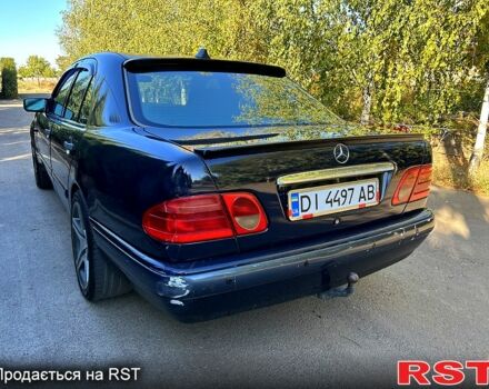 Синий Мерседес Е-Класс, объемом двигателя 2.2 л и пробегом 280 тыс. км за 3750 $, фото 4 на Automoto.ua