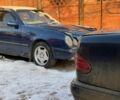 Синій Мерседес Е-Клас, об'ємом двигуна 2 л та пробігом 200 тис. км за 2100 $, фото 3 на Automoto.ua
