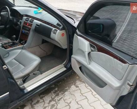 Синий Мерседес Е-Класс, объемом двигателя 2.8 л и пробегом 384 тыс. км за 1995 $, фото 15 на Automoto.ua