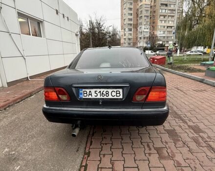 Синій Мерседес Е-Клас, об'ємом двигуна 2 л та пробігом 406 тис. км за 2400 $, фото 4 на Automoto.ua