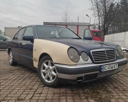 Синій Мерседес Е-Клас, об'ємом двигуна 2 л та пробігом 300 тис. км за 1800 $, фото 1 на Automoto.ua