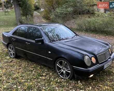 Синий Мерседес Е-Класс, объемом двигателя 3.2 л и пробегом 400 тыс. км за 4500 $, фото 2 на Automoto.ua