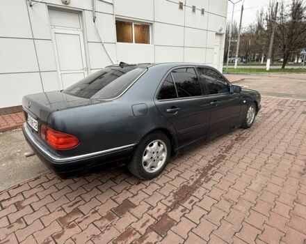 Синій Мерседес Е-Клас, об'ємом двигуна 2 л та пробігом 406 тис. км за 2400 $, фото 3 на Automoto.ua