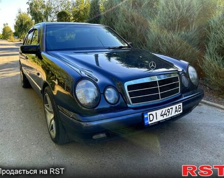 Синий Мерседес Е-Класс, объемом двигателя 2.2 л и пробегом 280 тыс. км за 3750 $, фото 1 на Automoto.ua