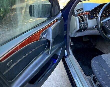 Синий Мерседес Е-Класс, объемом двигателя 2.2 л и пробегом 280 тыс. км за 3750 $, фото 6 на Automoto.ua