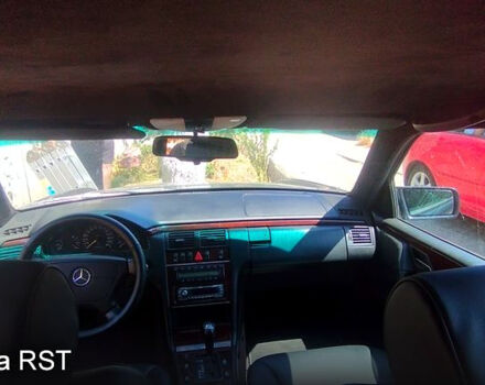 Синій Мерседес Е-Клас, об'ємом двигуна 3.2 л та пробігом 377 тис. км за 3500 $, фото 8 на Automoto.ua