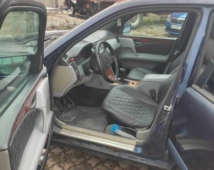 Синій Мерседес Е-Клас, об'ємом двигуна 2 л та пробігом 300 тис. км за 1800 $, фото 12 на Automoto.ua
