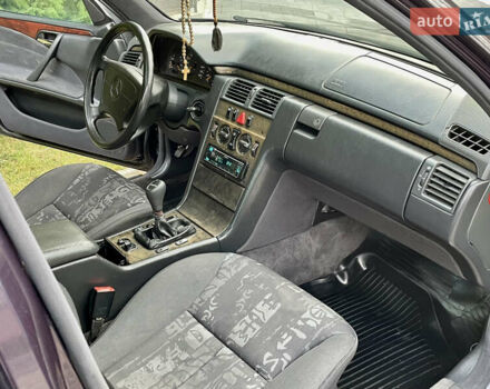 Синий Мерседес Е-Класс, объемом двигателя 2.3 л и пробегом 350 тыс. км за 2450 $, фото 25 на Automoto.ua