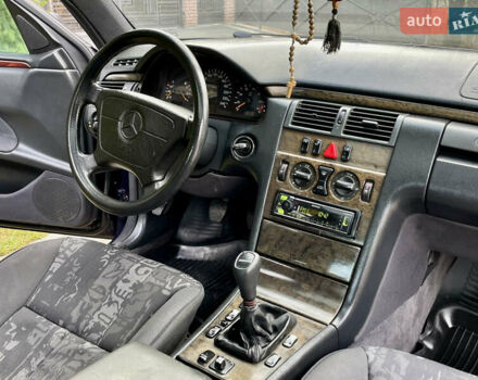 Синий Мерседес Е-Класс, объемом двигателя 2.3 л и пробегом 350 тыс. км за 2450 $, фото 24 на Automoto.ua