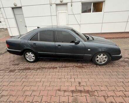 Синій Мерседес Е-Клас, об'ємом двигуна 2 л та пробігом 406 тис. км за 2400 $, фото 2 на Automoto.ua