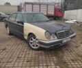 Синій Мерседес Е-Клас, об'ємом двигуна 2 л та пробігом 300 тис. км за 1800 $, фото 2 на Automoto.ua