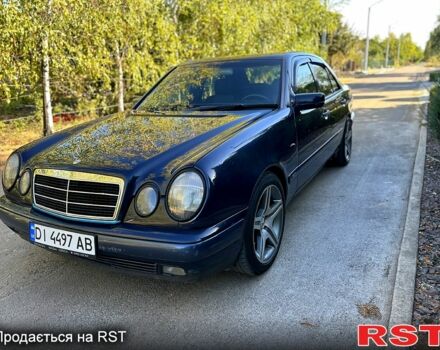 Синий Мерседес Е-Класс, объемом двигателя 2.2 л и пробегом 280 тыс. км за 3750 $, фото 2 на Automoto.ua