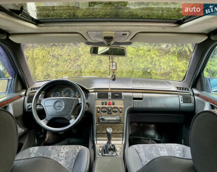 Синий Мерседес Е-Класс, объемом двигателя 2.3 л и пробегом 350 тыс. км за 2450 $, фото 21 на Automoto.ua