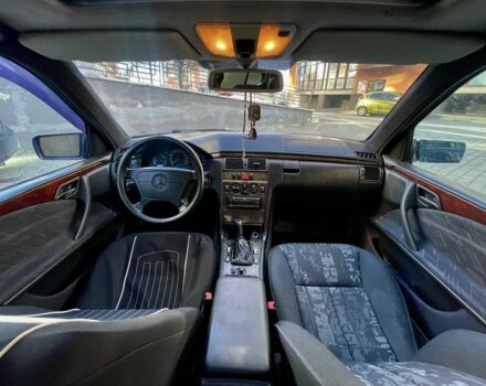 Синій Мерседес Е-Клас, об'ємом двигуна 2.3 л та пробігом 290 тис. км за 1999 $, фото 5 на Automoto.ua